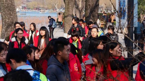 济南：天气太好了，大明湖边都成赶大集了  齐鲁晚报记者周青先摄
