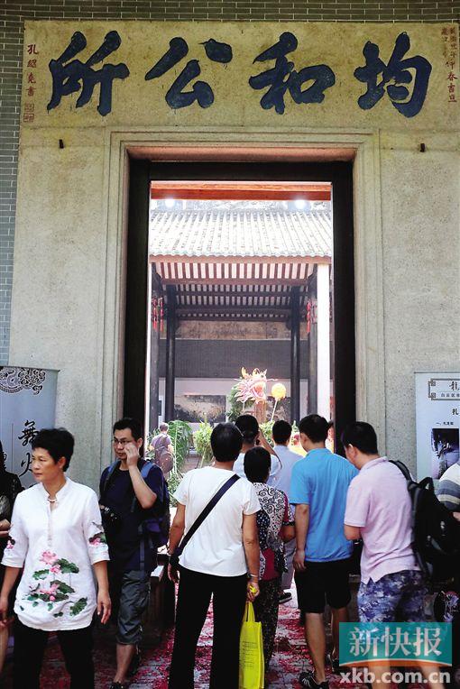 ?去年中秋节前,白云区均禾街均和公所借舞火龙活动重开,聚集不少人气。　    新快报记者    李应华/摄(资料图)