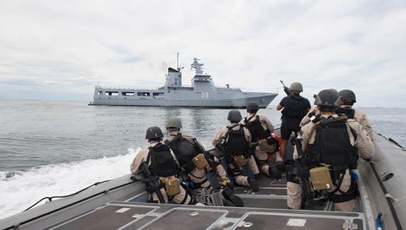 “科罗拉多”号舰员19日登艇造访文莱皇家海军一艘巡逻艇  图片来源：Navy Media Content Operations