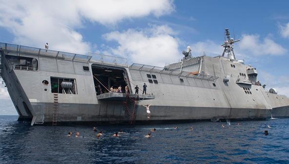 “科罗拉多”号舰员23日在南海游泳放松  图片来源：Navy Media Content Operations