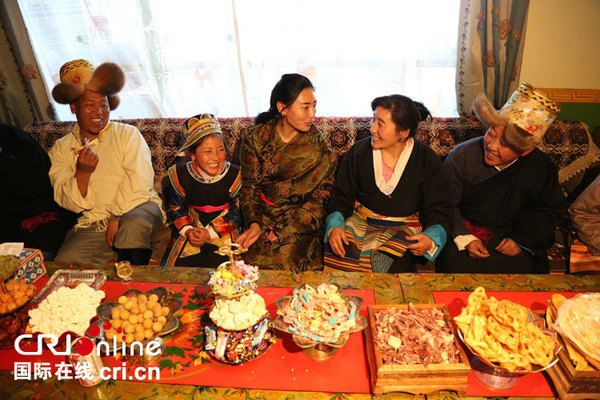 热情好客的藏民家中过年来访总会备好点心饮料招待宾客，传统中除了常见的青稞酒、糌粑和奶渣，还有一种用酥油和面盐炸出来的酥脆小吃“卡塞” 摄影：张亚东