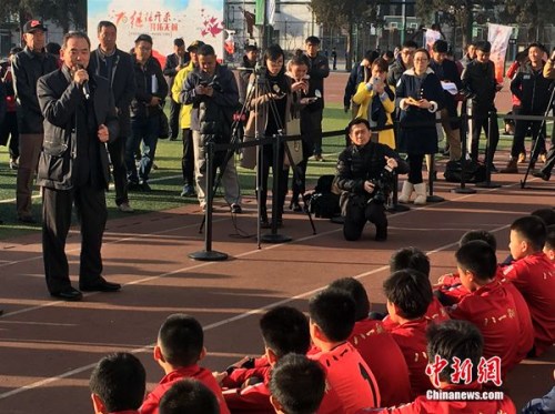蔡振华寄语足球少年。中新网记者王牧青摄