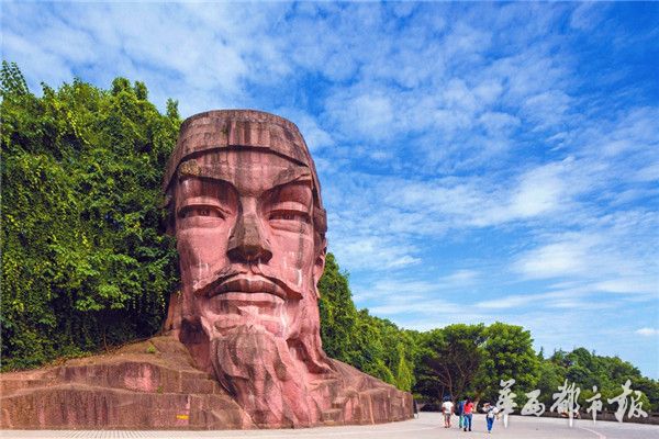 蓬安龙角山吴道子雕像 周济摄