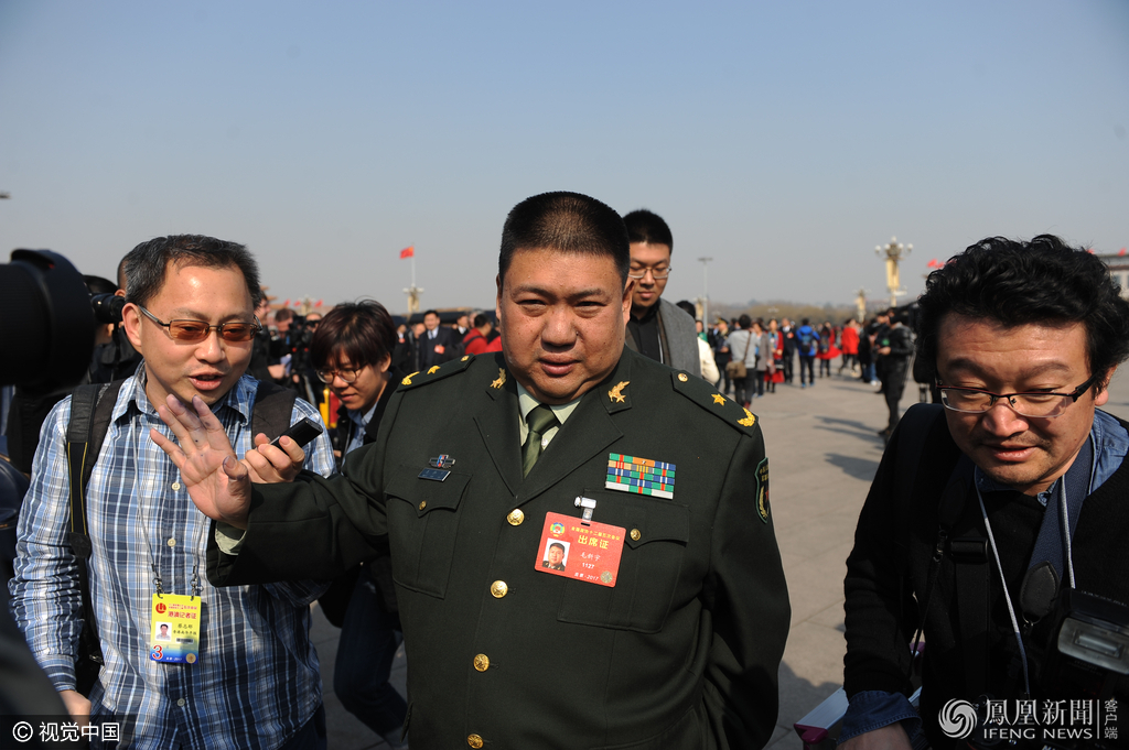 毛新宇现身政协会议现场外