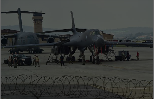 　　韩国乌山美军基地的美国空军B-1B“枪骑兵”超音速战略轰炸机(右)和C-17运输机(左)