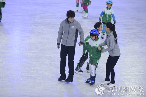 《跨界冰雪王》开学体育课 奥运冠军申雪亲临指导