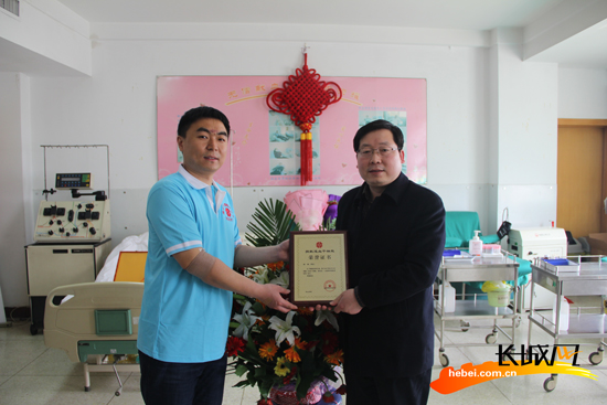 河北省红十字会秘书长任献强为段科飞颁发证书。干细胞库 宋丽娟 供图