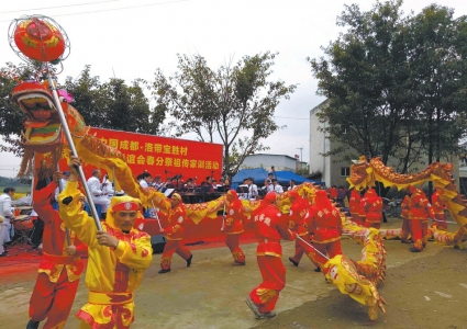 刘氏族人舞龙祭祀。
