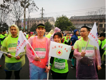 四川省红十字会志愿者组团参赛成都双遗马拉松