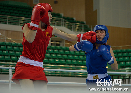 51公斤级比赛中，山西选手楼倩倩（左）5：0战胜湖南选手刘兰馨晋级下一轮。陈儒 摄