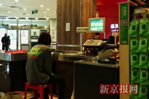 　　东湖渠附近的乐天超市内，顾客稀少，显得冷清