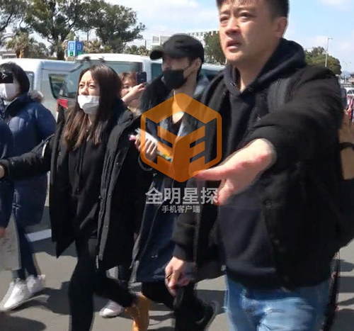 谁更红?张艺兴素颜就餐露出小鲜肉,鹿晗现身