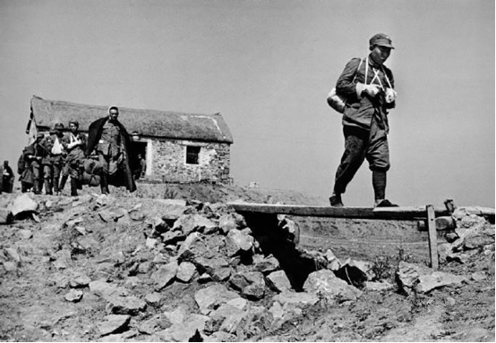 1938年,受伤还未痊愈的士兵奔赴战场。
