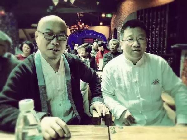 方宝龙先生（右）与云生那莲品牌总监铁木