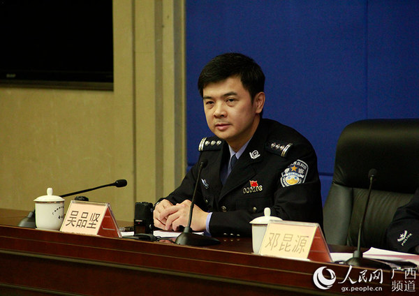 广西公安厅出入境管理总队副总队长吴品坚介绍广西公安居民出入境便利化举措（吴明江/摄）