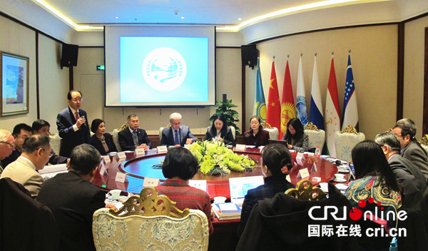 上合组织宪章15周年研讨会24日在北京举行 会议由王开文副秘书长主持 赵祎摄