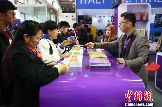 观众在第22届中国国际教育巡回展英国展区咨询。