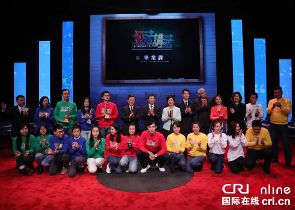 颁奖嘉宾与获奖选手合影留念。