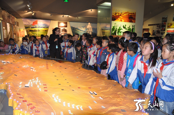 沙湾县小学生参观爱国主义教育基地缅怀革命先烈_凤凰资讯