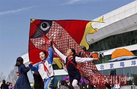4月1日，北京海洋馆“海洋文化踏青季”活动开幕，孩子们体验放风筝。