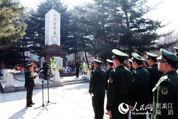 黑龙江省消防部队官兵祭奠英烈。