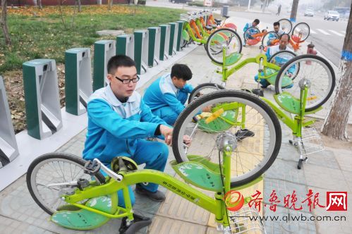 济宁:公共自行车维修员一人一天要跑35个自行