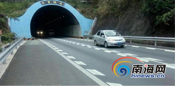 三亚公安交警施划全省首条隧道纵向减速线 隧