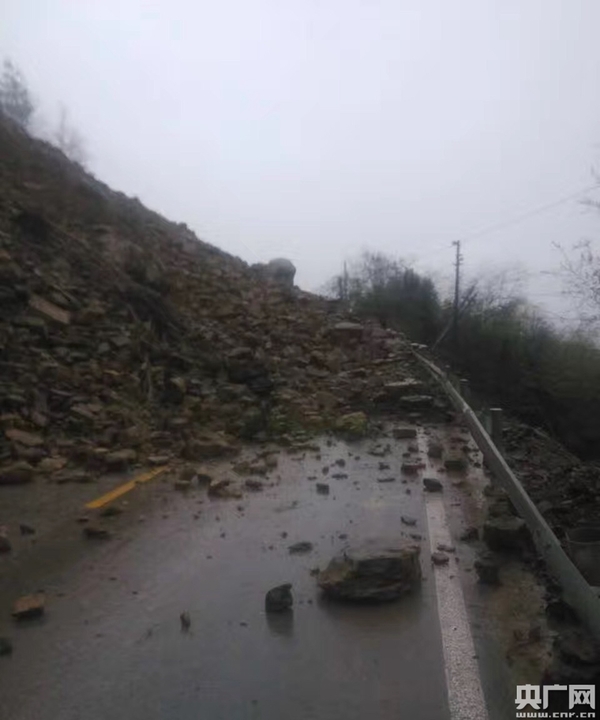 在省道南鹤线恩施州鹤峰县境内78KM+400M处记者看到,大面积的山石滚落到马路上面,在离塌方现场几百米的地方,可以清晰的听见石头哗啦哗啦滑落的声音,不断滚落,附近公路防护栏、电杆都有不同程度的损坏。在塌方体一侧的山体还出现横向宽约70m、纵向长约70cm、滑坡体后沿新增裂缝长约60m,裂缝最宽处0.