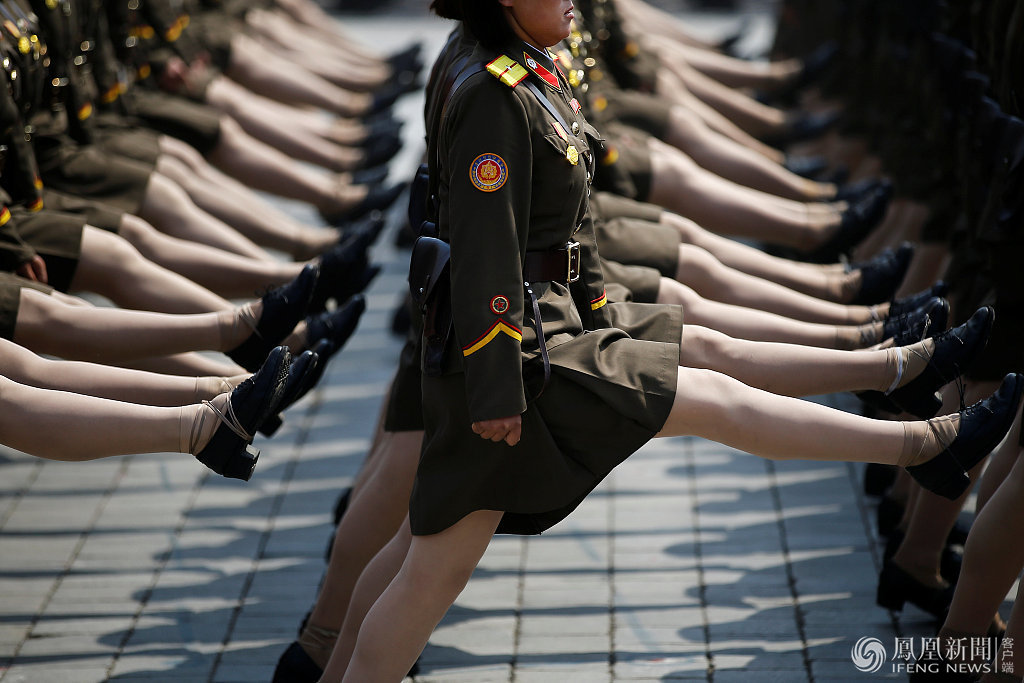 朝鲜阅兵式 女兵穿短裙步伐整齐靓丽登场