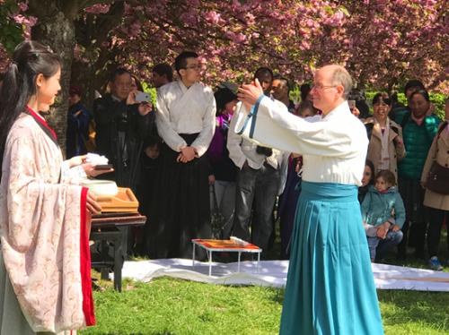 在樱花上巳节上，法国人菲利普(右)参加祓禊礼。(图片来源：欧洲时报记者张新 摄)