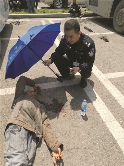 乞讨者抢地盘打破头 民警撑伞遮阳感化他们