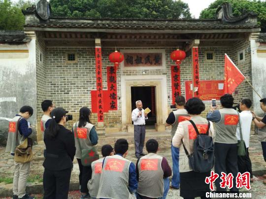 图为中央省市媒体记者与艺术家们在高潭老苏区黄氏祠堂参观采访 宋秀杰 摄