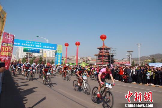 甘肃华亭办文化旅游节 400余名骑手穿越关山风光