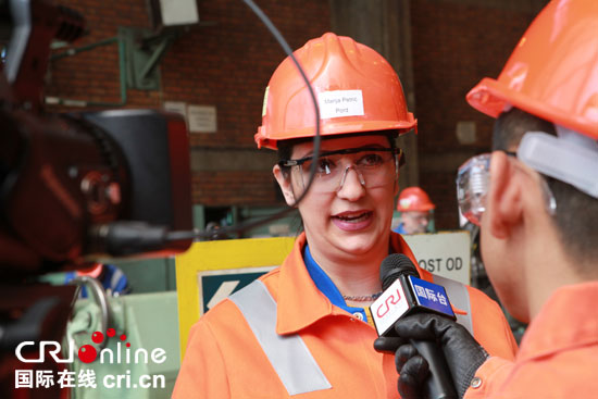 斯梅代雷沃钢厂塞方员工接受记者采访。