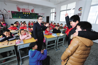 北京一幼儿园外教打孩子被开除