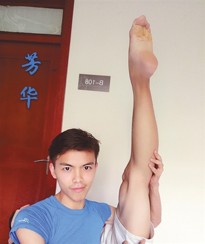 中央戏剧学院舞剧系的男同学模仿《芳华》海报。不过都是两个人不同的腿组合出来的动作。图片由沈培艺提供