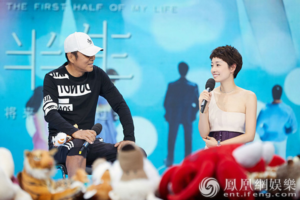 陈道明马伊琍 在剧中,罗子君与靳东饰演的贺涵一开始互看不顺眼,“互怼”斗嘴就是两个人的日常。在现场,马伊琍评价靳东“他那个角色就像是孔雀,很自恋,在戏里我都叫他‘孔先生’,至于在现实中,”马伊琍笑问“动物里的老干部是什么?”对此靳东玩笑“回击”道,“小马是一个特别聪明幽默的人,比如我经常会收到过节提醒,该送送礼物什么的”。