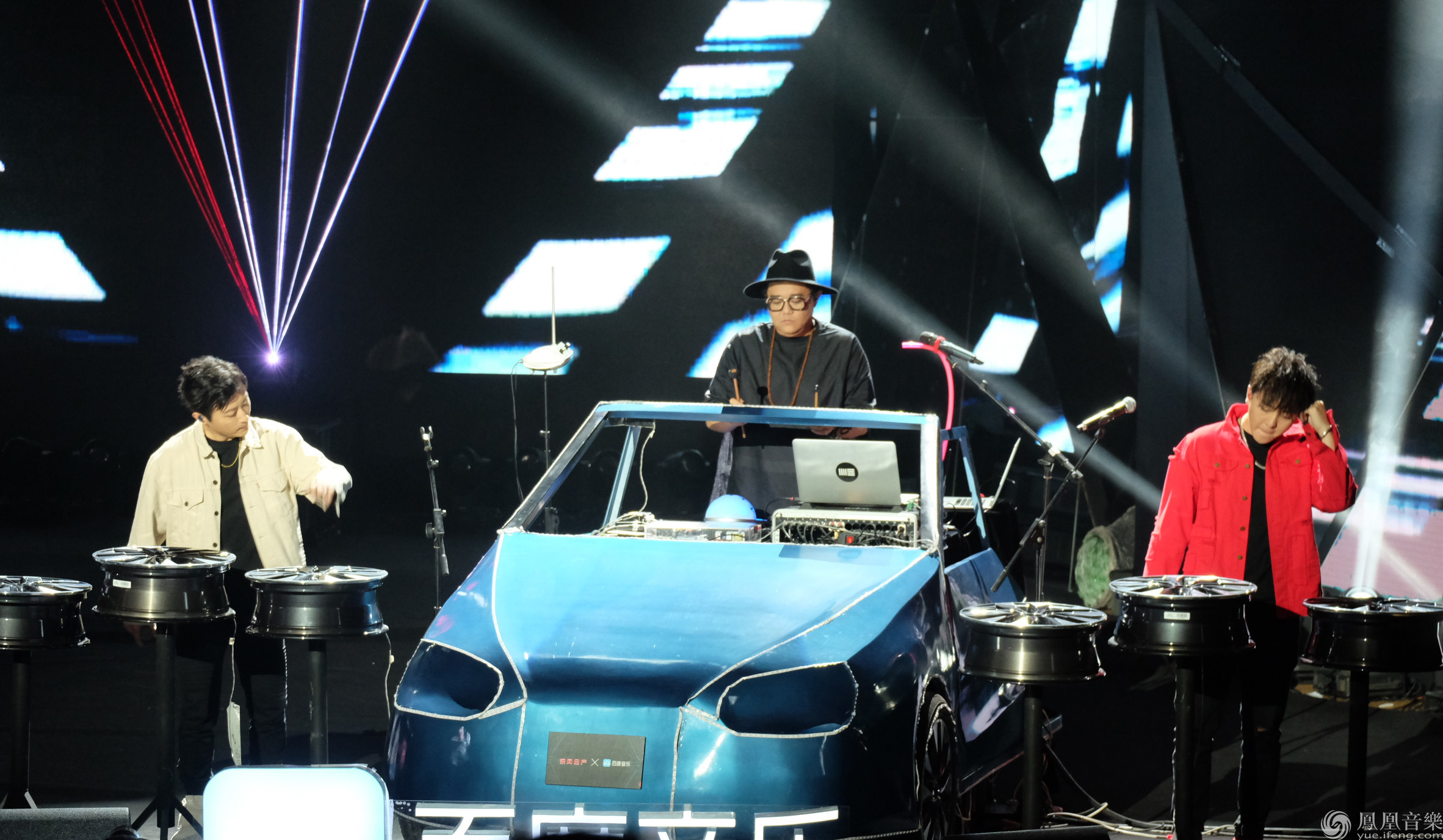 耀乐团携手洛天依 现场首唱《光速行者》嗨翻