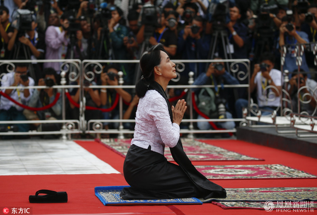 缅甸烈士节 昂山素季跪拜祭奠亡父