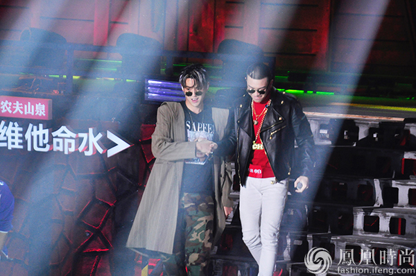 制作人吴亦凡携队员演绎《三年二班》 展现超