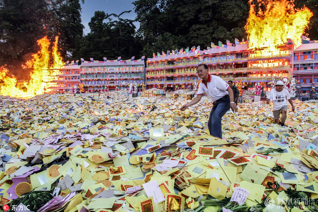 9月5日,农历七月十五,是传统的中元节,中国有烧纸钱祭拜祖先的传统.