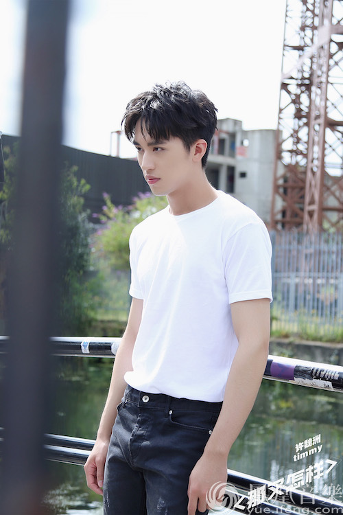 许魏洲《那又怎样》曝MV幕后花絮 百变少年青