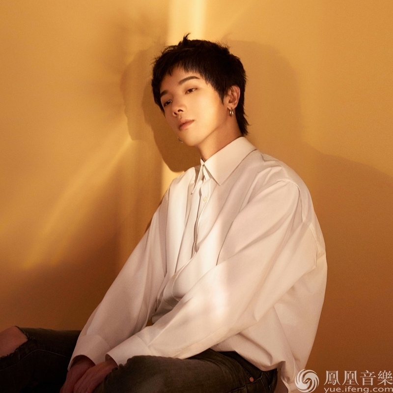 华晨宇全新单曲《无聊人》组图曝光 歌词海报展黑白