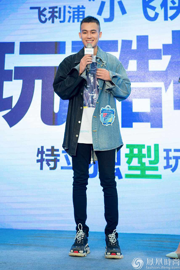 欧豪现身品牌活动 重返校园大展篮球身手