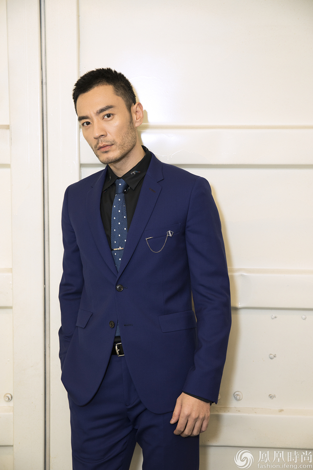 照片中李光洁长腿诱人,天生的衣