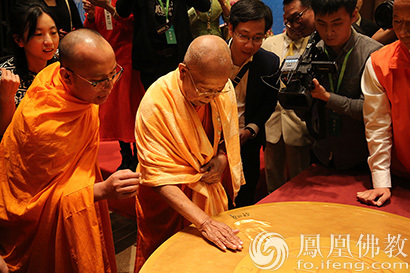 各国高僧留下纪念手印，表达共同护持世界和平的美好心愿。（图片来源：凤凰网佛教 摄影：林恩）