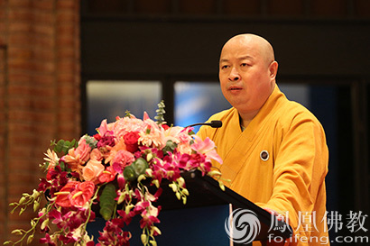 印顺大和尚在圆桌会上发表主旨演讲（图片来源：凤凰网佛教 摄影：林恩）
