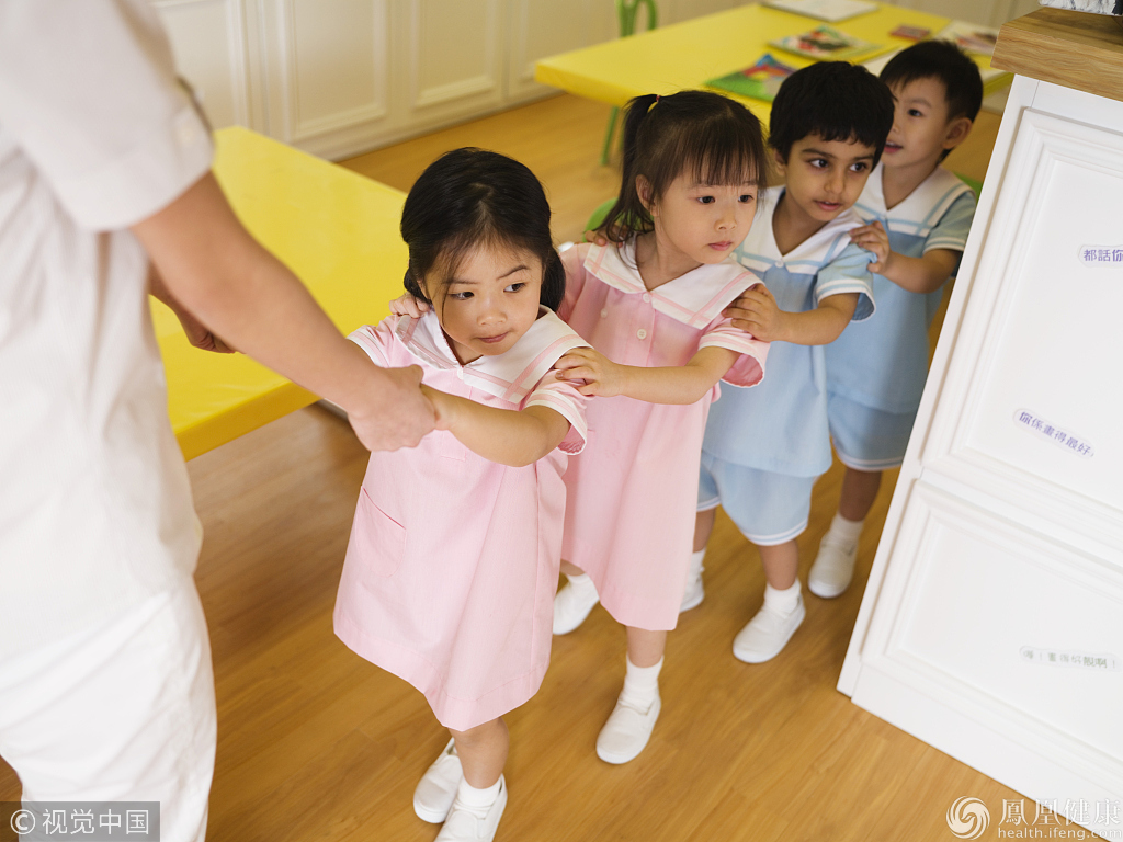 教师在幼儿园内驾私家车撞倒3名孩子致1死2伤