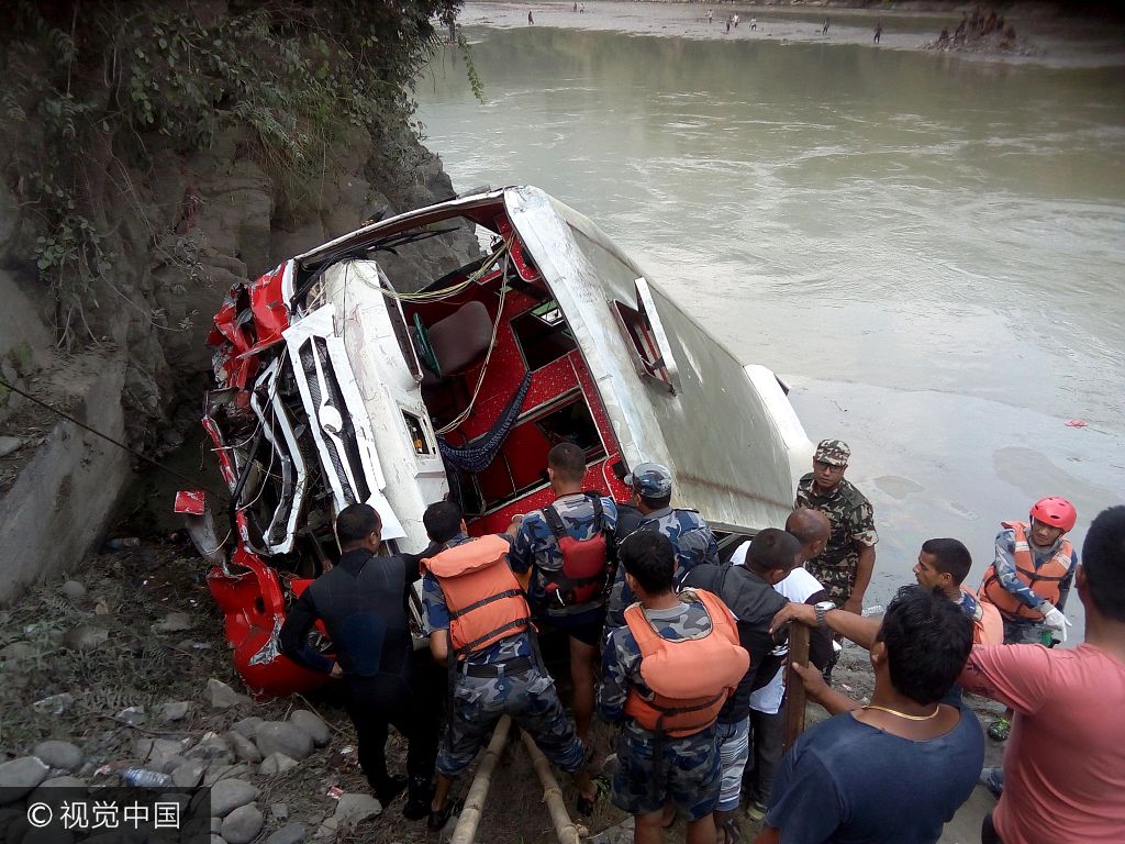 尼泊尔长途客车坠河至少31人死亡