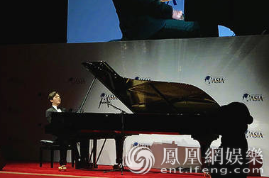 李云迪受邀出席博鳌亚洲论坛 晚宴献奏《肖邦夜曲》